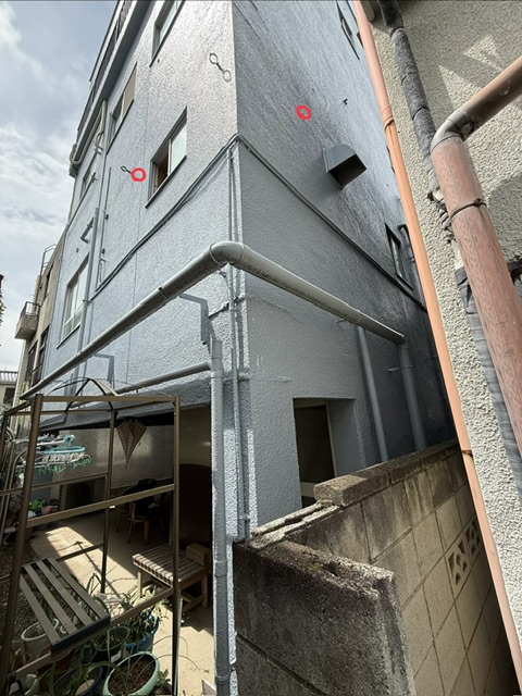 換気扇工事のため二段はしごを設置する場所を確認した外壁
