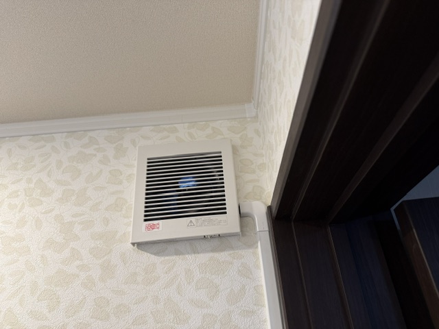 2階トイレに新しく設置した換気扇の本体