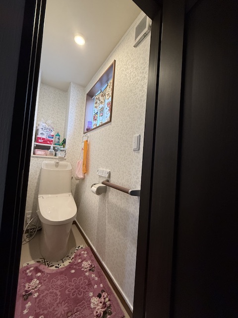 換気扇と白い配線モールを設置した2階トイレの施工後