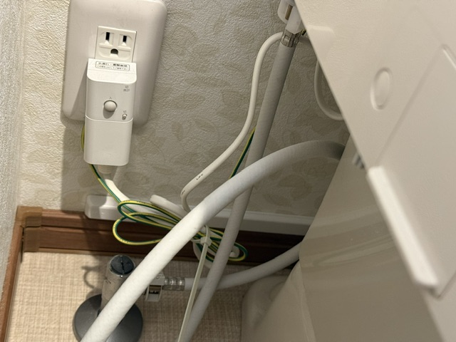 トイレ内のコンセントから換気扇の電源を分岐した様子
